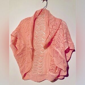 Pink knitted short sleeve cardigan.